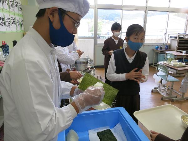 おにぎりとのりを上手に配膳する赤阪小学校6年生