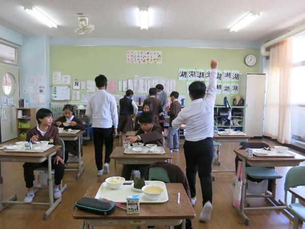 喜んでおかわりに集まる、赤阪小学校6年生