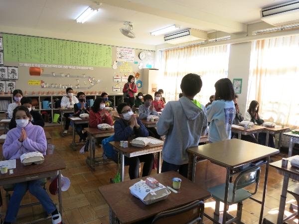 「いただきます」の挨拶をする千早小吹台小6年生