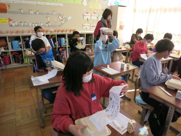 ランチボックスを開ける千早小吹台小学校6年生