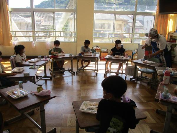 机を班の形にして食べる千早小吹台小学校1年生