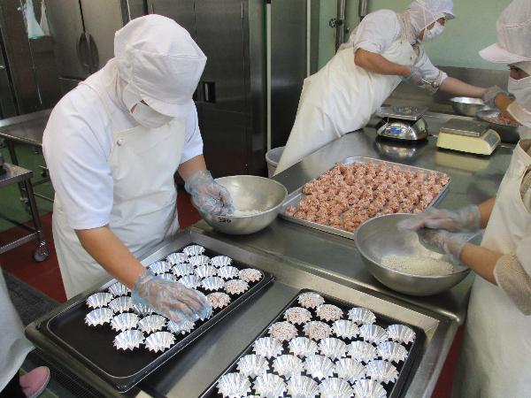 肉団子を丸めているところ