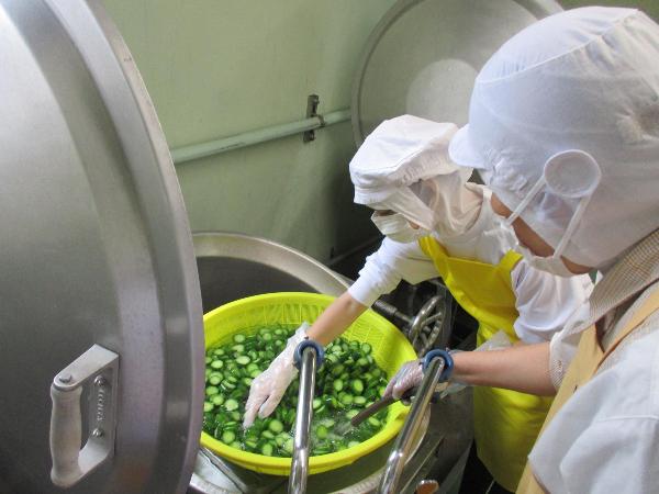 これはきゅうりをひやしている様子です。