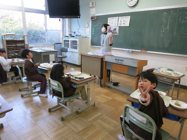 給食を食べながらお話を聞く赤阪小学校1年生