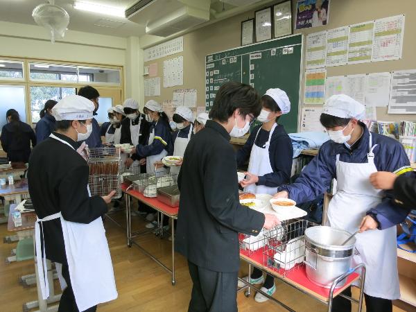 丁寧に配膳をする村立中学校3年生