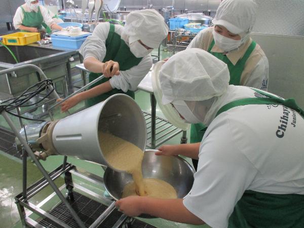 ミキサーからドレッシングをだしている様子