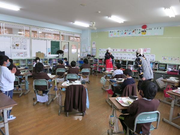北北西をむいて「いただきます」をする赤阪小学校3年生