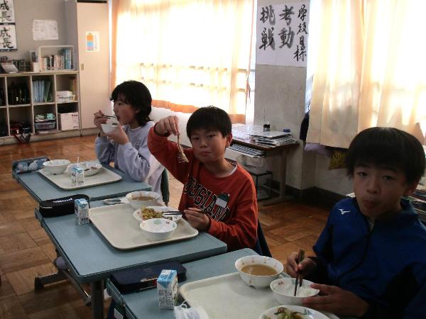 早速、中骨を取って見せてくれる千早小吹台小学校5年生