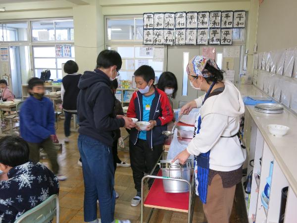 おかわりに集まる千早小吹台小学校4年生