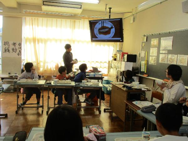 おさかなの上手な食べ方動画を見る千早小吹台小学校5年生