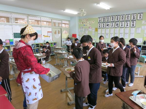 おかわりに並ぶ赤阪小学校4年生