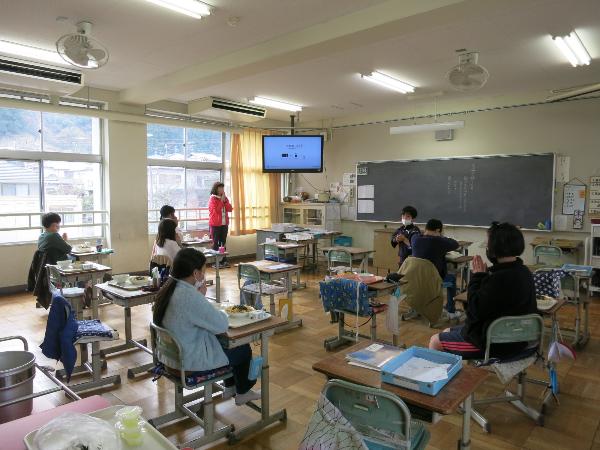 欠席が多い日、丁寧に「いただきます」をする千早小吹台小学校5年生