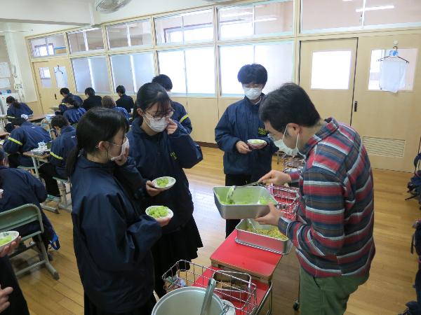 くるみもちをおかわりする村立中学校2年生