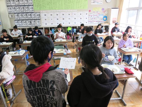 給食指導通信を読む、千早小吹台小学校6年生