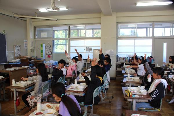 お米クイズに参加する千早小吹台小学校5年生