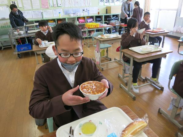 欠席が多い日、大盛りのチリコンカーンを食べる赤阪小学校6年生