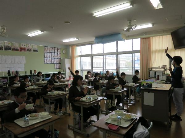 給食クイズに手を挙げる、赤阪小学校5年生