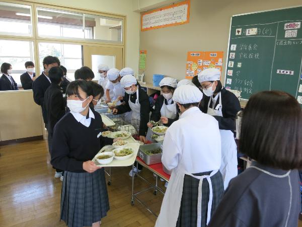 配膳にならぶ中学1年生