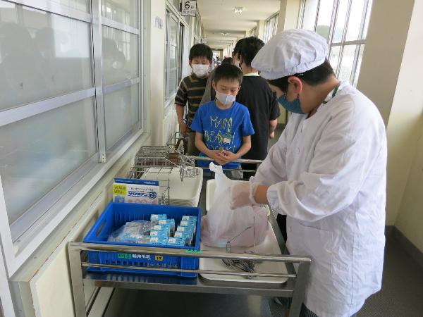 はしやスプーンを配膳する小学6年生