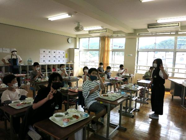 カメラをむけるとピースをする千早小吹台小学校6年生