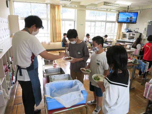 追加盛りに集まる千早小吹台小学校6年生