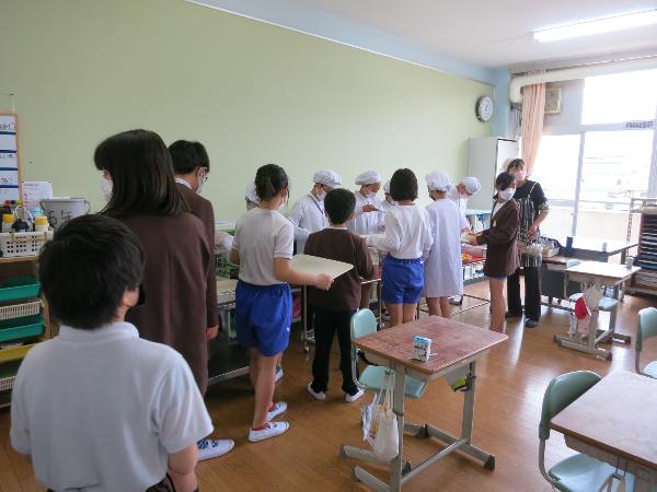 静かに配膳する赤阪小学校6年生
