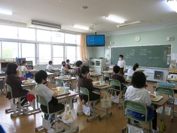 いただきますのあいさつをする赤阪小学校6年生