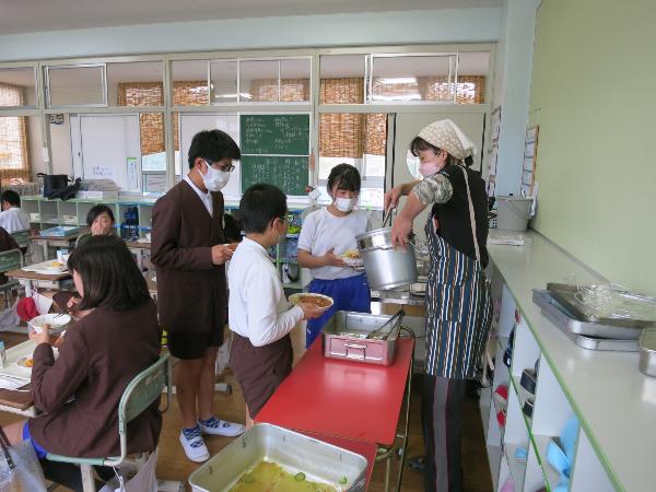 追加盛りに集まる赤阪小学校6年生