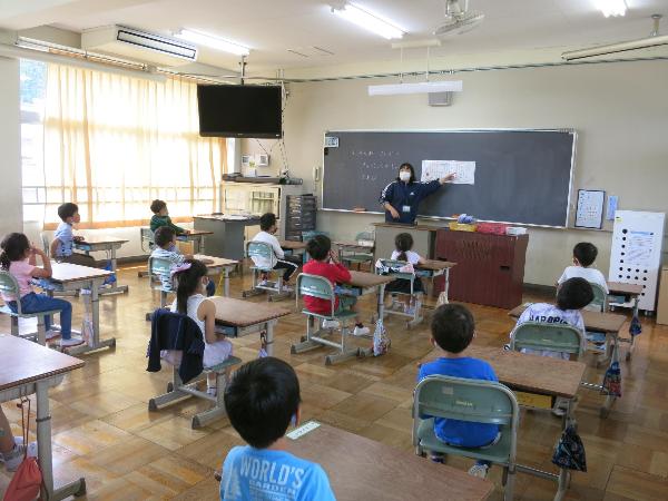 給食当番の分担を教えてもらう千早小吹台小学校1年生