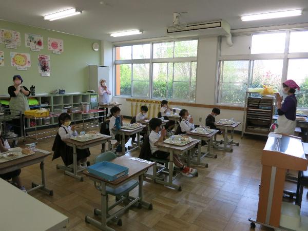 ていねいに「いただきます」をする赤阪小学校1年生