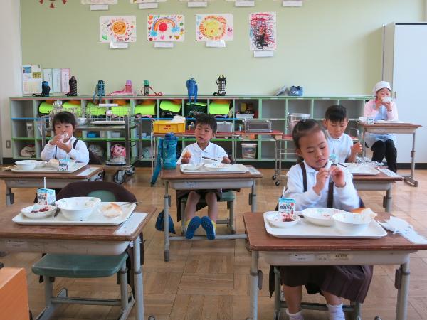 最後までがんばって食べる赤阪小学校1年生
