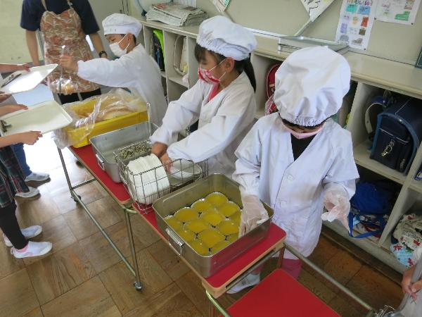 給食センター手作りのゼリーを盛り付ける千早小吹台小学校2年生