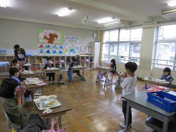 コの字型の机の配置でいただきますの挨拶をする千早小吹台小学校3年生