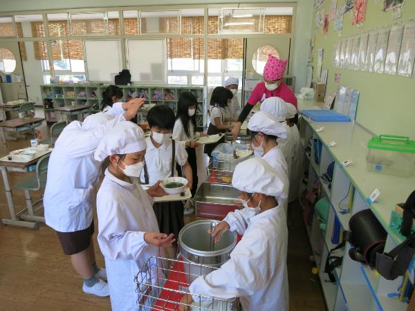 協力して配膳をする赤阪小学校3年生