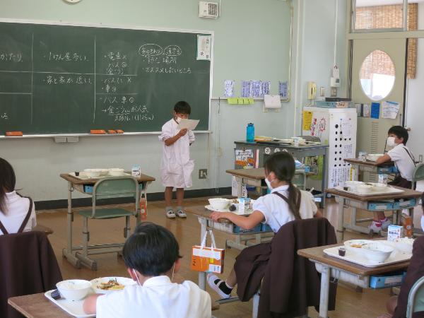 給食指導通信を読む日直さん