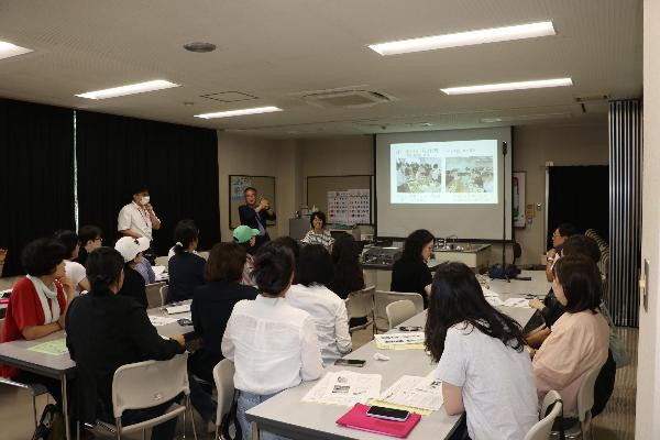 千早赤阪村の学校給食の説明を聞く、韓国学校栄養士のみなさん