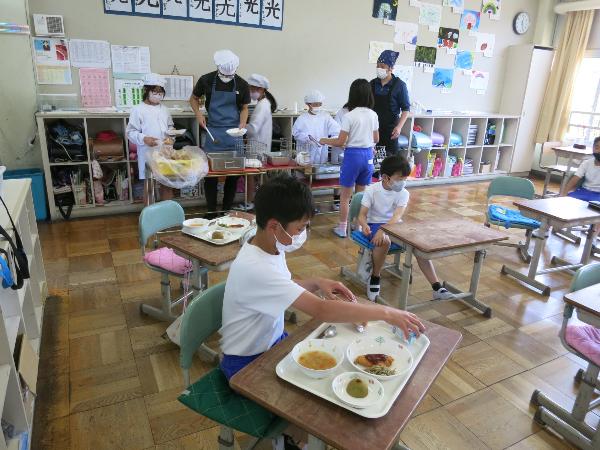 おちついて配膳をする千早小吹台小学校4年生