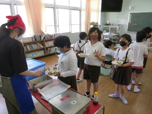 ピリカラポークのおかわりに来る赤阪小学校4年生