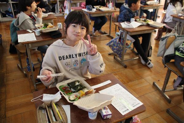 おいしそうに食べる千早小吹台小6年生