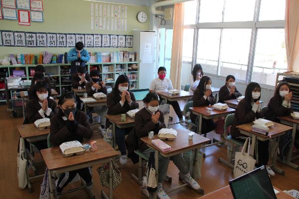 「いただきます」の挨拶をする赤阪小学校6年生