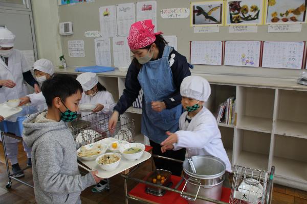 上手に配膳をする千早小吹台小学校1年生