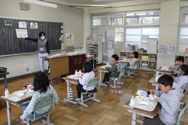 給食のやくそくを確認する、千早小吹台小学校1年生