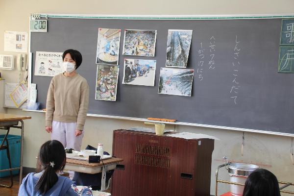 阪神淡路大震災のようすを話す栄養教諭