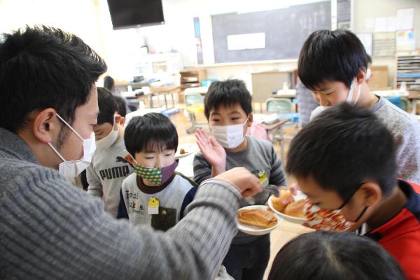 揚げパンのおかわりに集まる千早小吹台小学校3年生