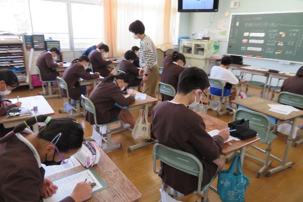 カスタマイズシートで食べたい料理を選ぶ赤阪小学校6年生