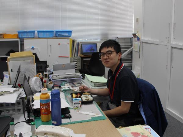 弁当給食を試食する役場職員