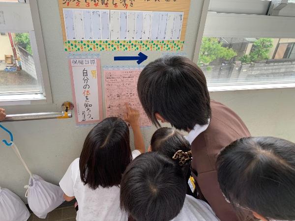 献立表を確認する赤阪小学校3年生