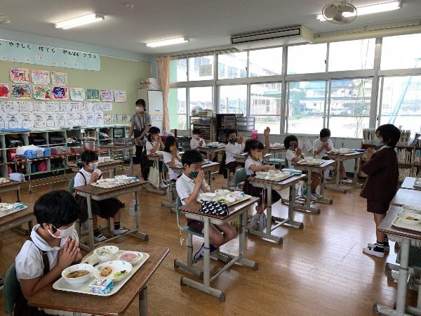 しずかに「いただきます」をする赤阪小学校3年生