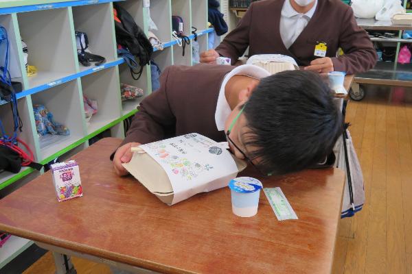 はやくランチボックスを開けたい赤阪小学校6年生