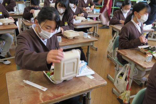 ランチボックスを開ける赤阪小学校6年生